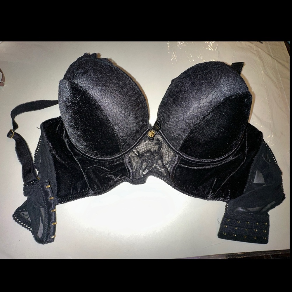 DAISY FUENTES
38C
Velvet & Lace Push Up
Smoke-free
Pet-free